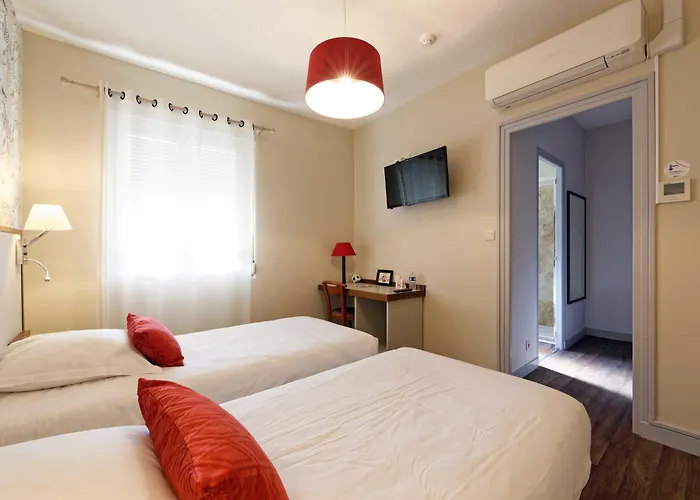 Contact Hotel Du Commerce Et Son Restaurant Cote A Cote