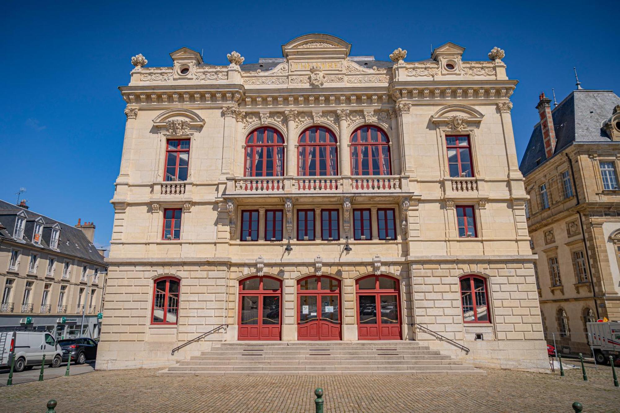 Contact Du Commerce Et Son Restaurant Cote A Cote Hotel