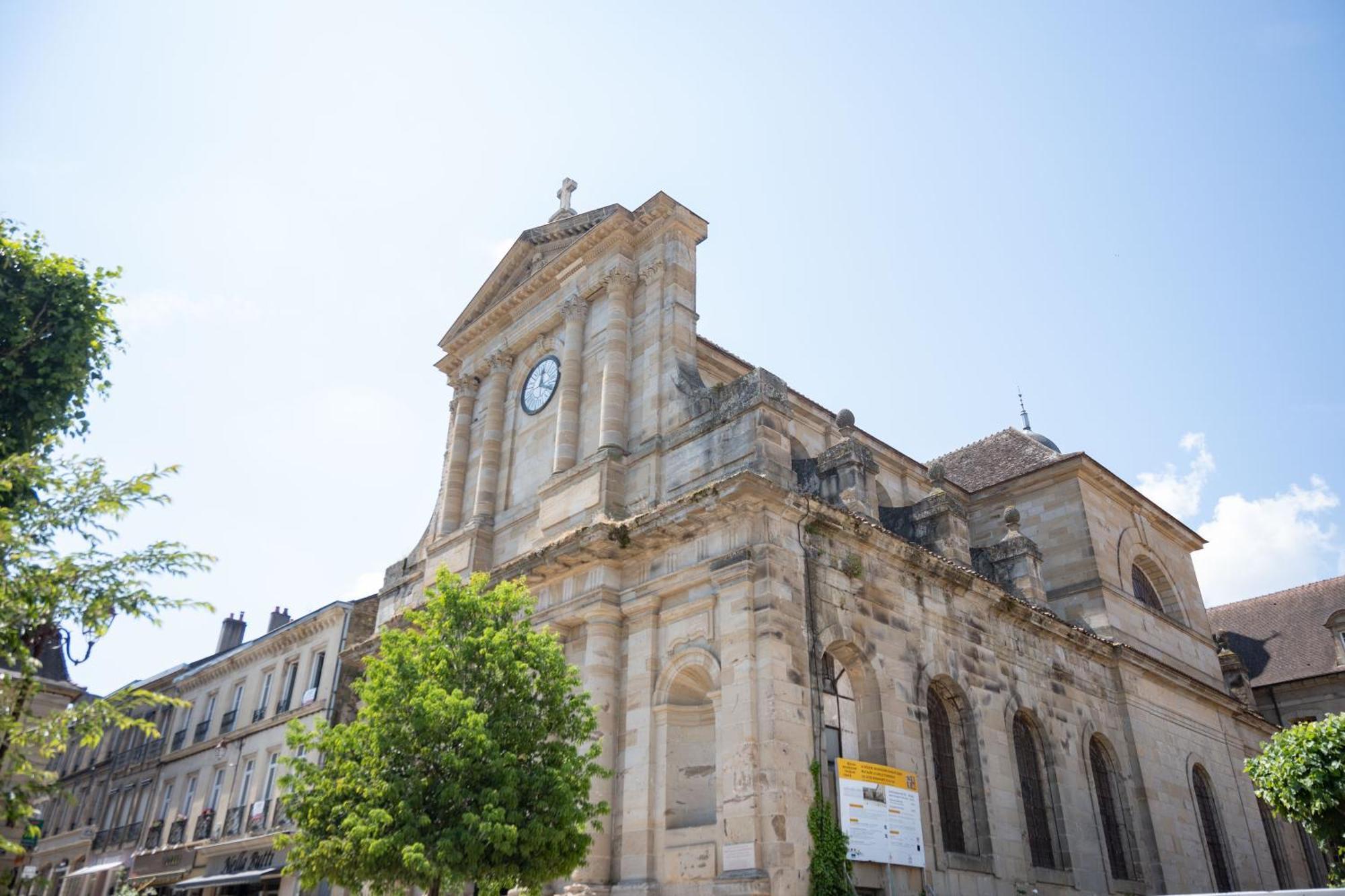 Hotel Contact Du Commerce Et Son Restaurant Cote A Cote 3*