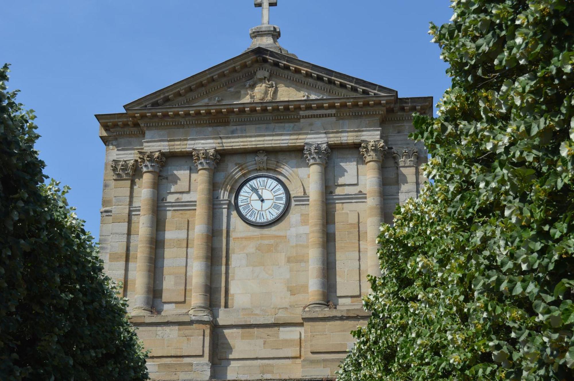 Contact Du Commerce Et Son Restaurant Cote A Cote 3* Autun