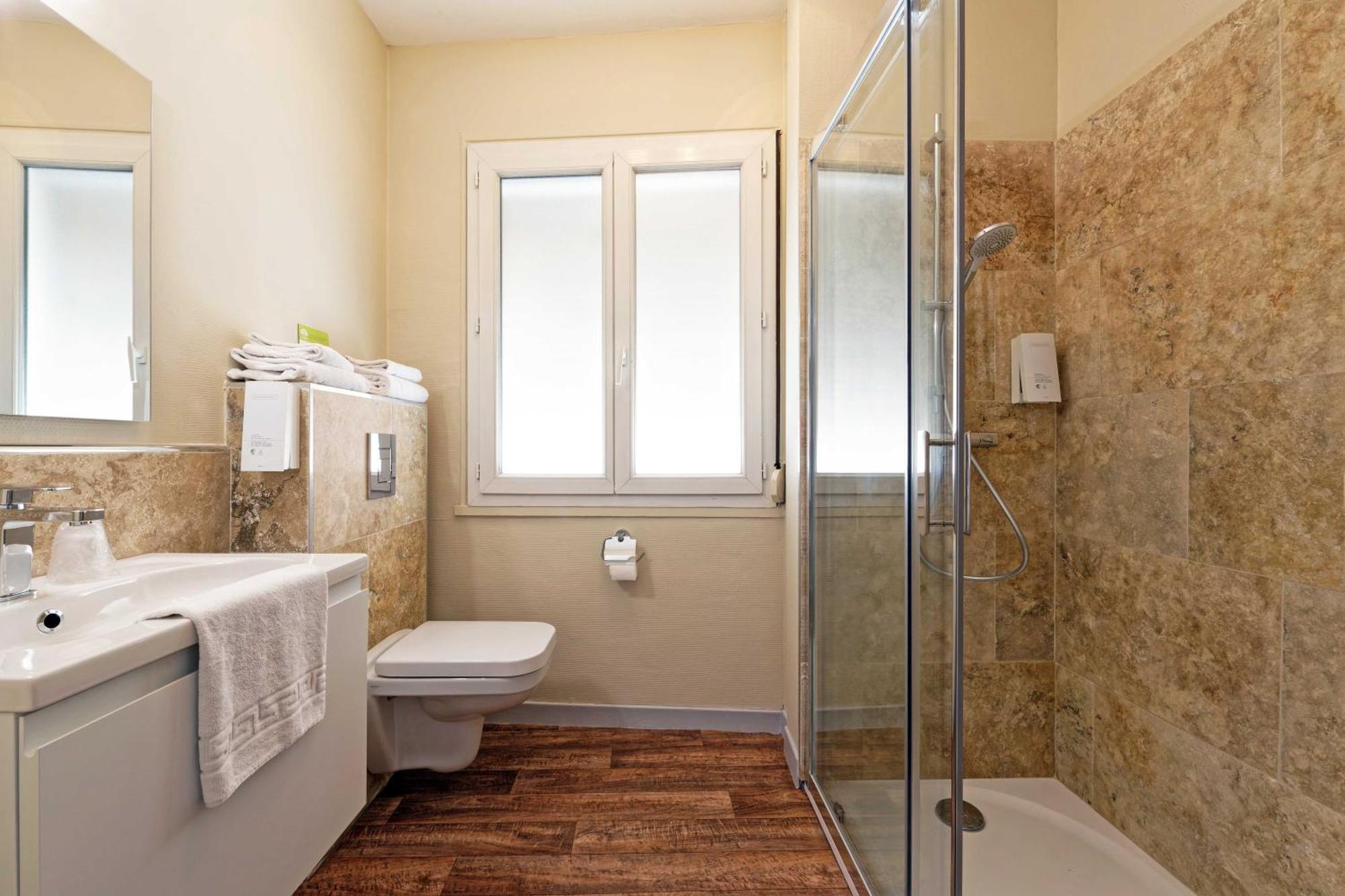 Hotel Contact Du Commerce Et Son Restaurant Cote A Cote Autun