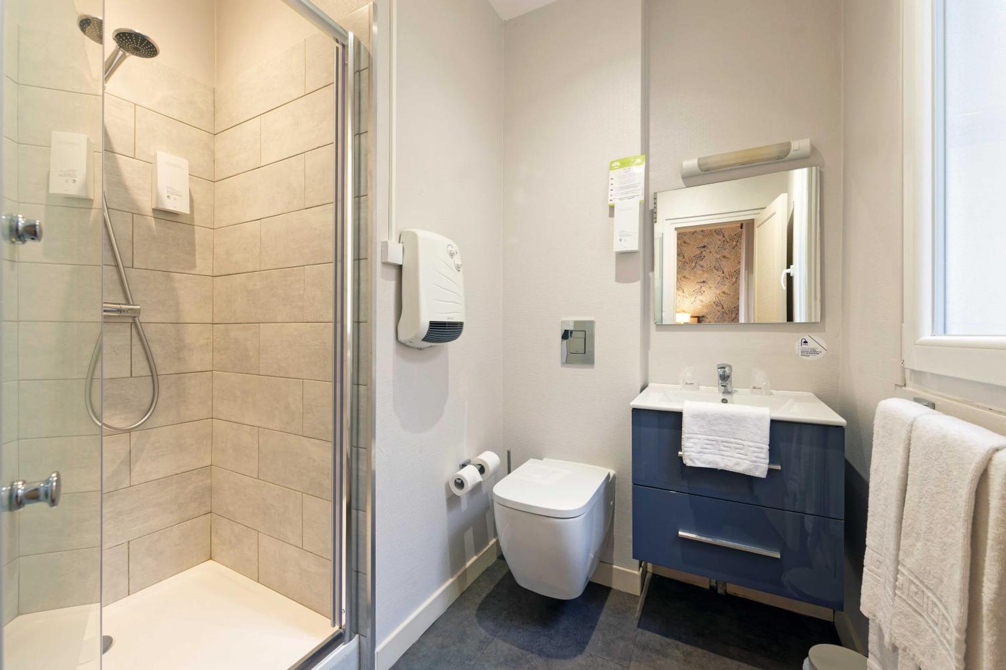 Hotel Contact Du Commerce Et Son Restaurant Cote A Cote 3*