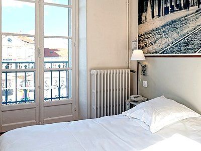 Hotel Contact Du Commerce Et Son Restaurant Cote A Cote Autun