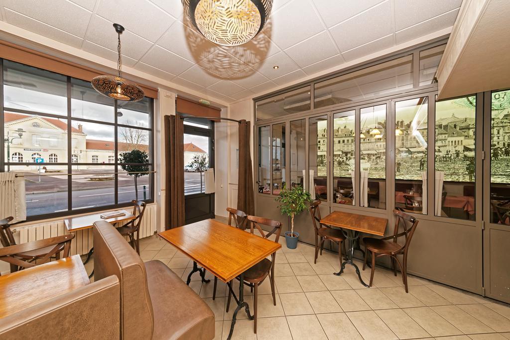 Contact Du Commerce Et Son Restaurant Cote A Cote Hotel