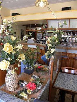 Hotel Contact Du Commerce Et Son Restaurant Cote A Cote