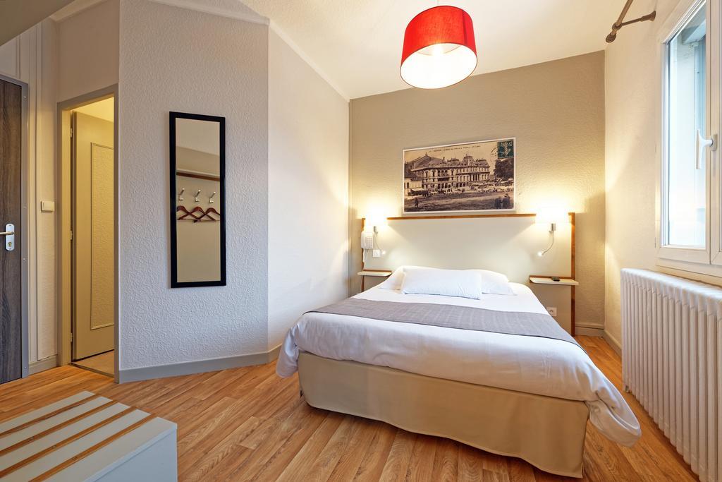 Contact Du Commerce Et Son Restaurant Cote A Cote Hotel