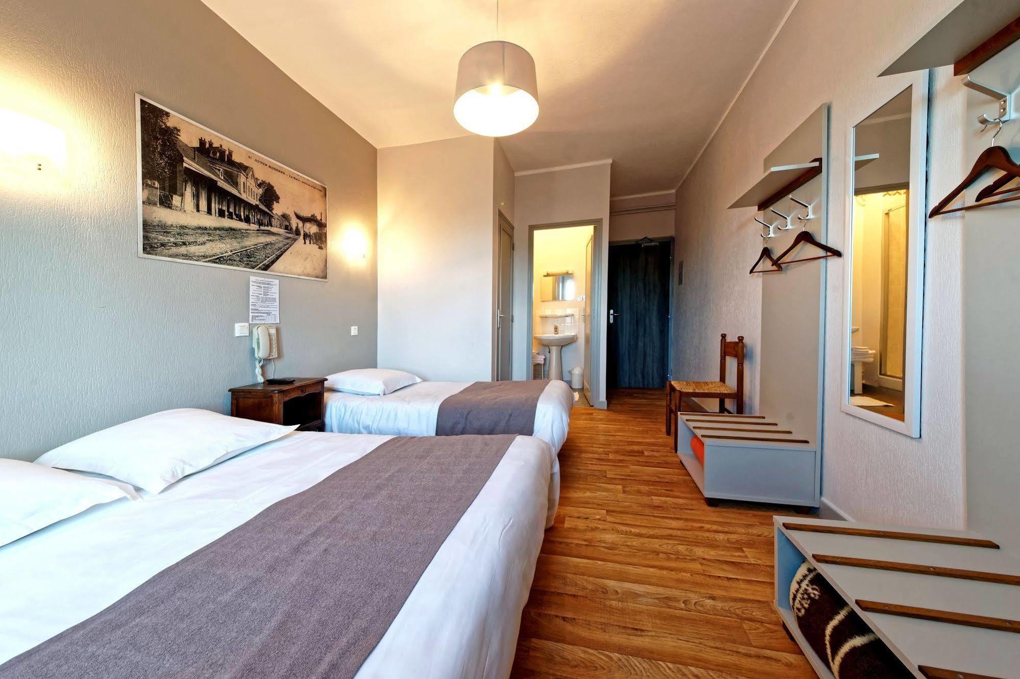 Hotel Contact Du Commerce Et Son Restaurant Cote A Cote