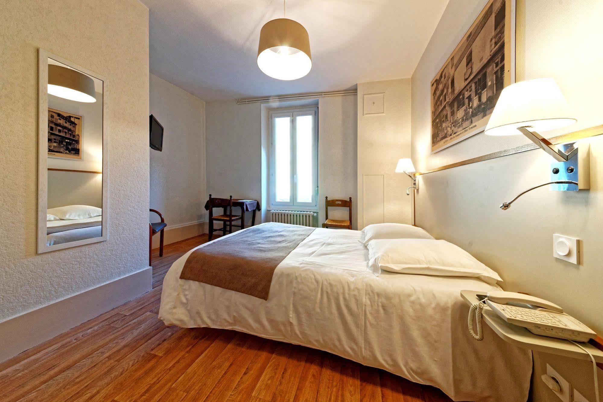 Contact Du Commerce Et Son Restaurant Cote A Cote Hotel 3*